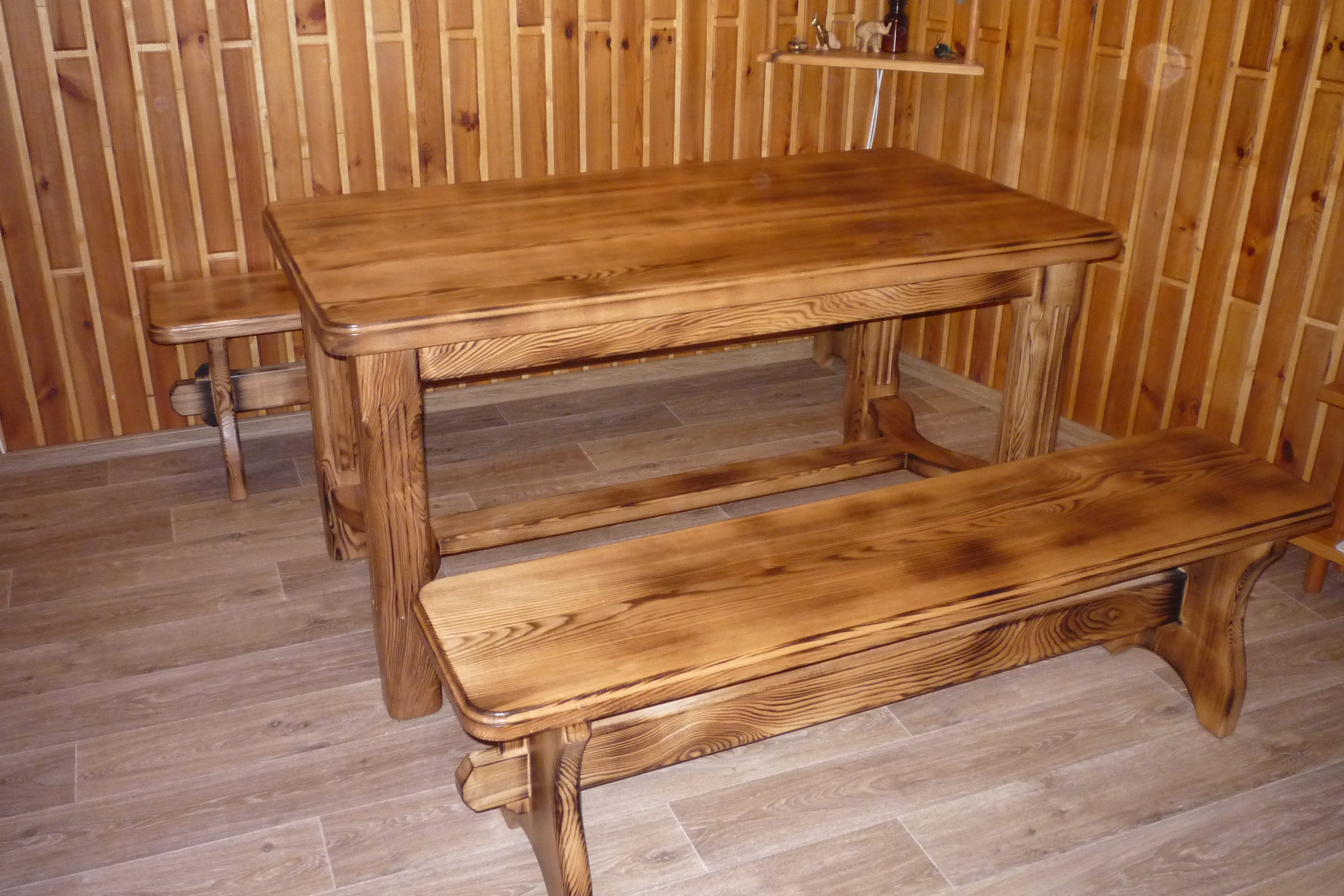 Masivní stůl a lavice 1