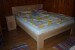 masivní postel z borovice s nočními stolky